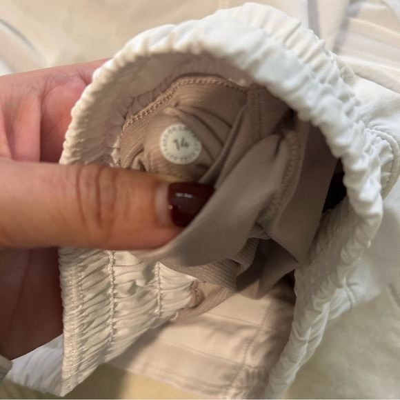 Lululemon Hotty Hot Low Rise Shorts 2.5 Inseam sz 14 - Picture 2 of 14